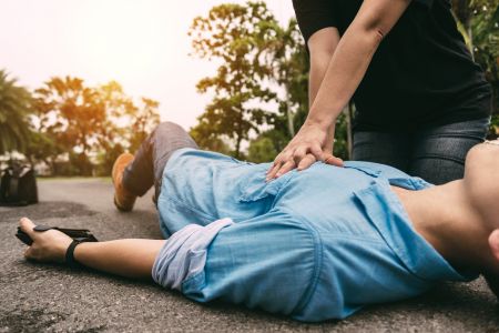 Bei der Reanimation zählen die ersten Minuten, haben Sie Mut. Foto: Adobe.stock.com - DJ Creativ Studio